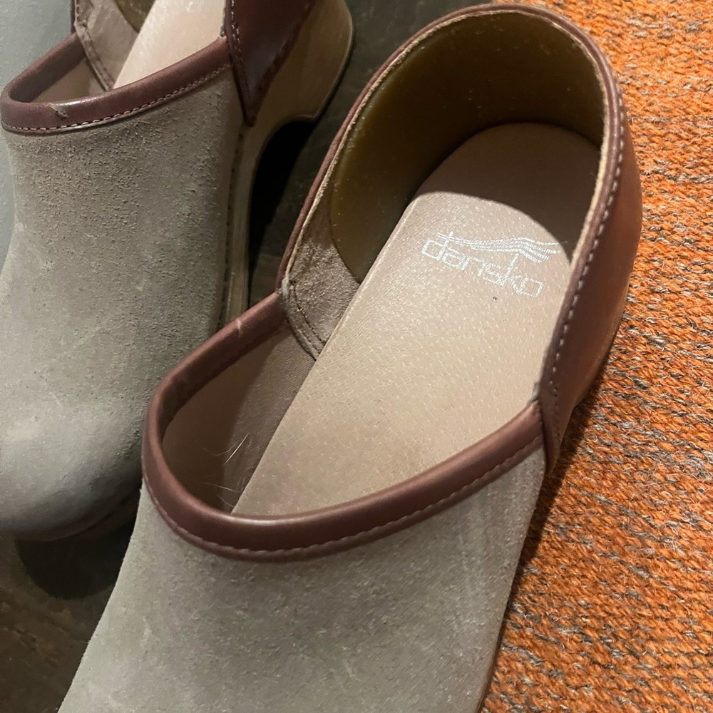 37 | Size 7 Dansko 2 tone beige suede/leather clog - New never worn. - Picture 3 of 5